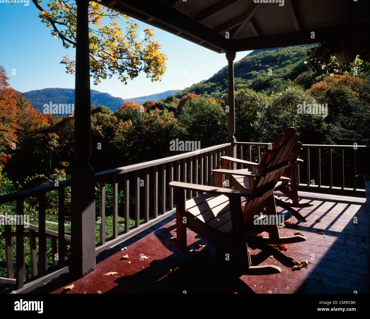 DER 1990ER JAHRE ZWEI SCHAUKELN ADIRONDACK STÜHLE AUF DER VERANDA MIT BLICK AUF DEN HUDSON RIVER HIGHLANDS Stockfoto