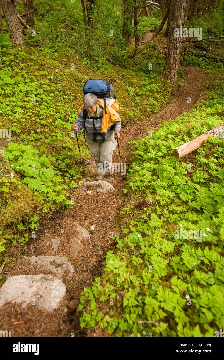 Senior-Rucksack auf dem Chilkoot Trail, Yukon Stockfoto