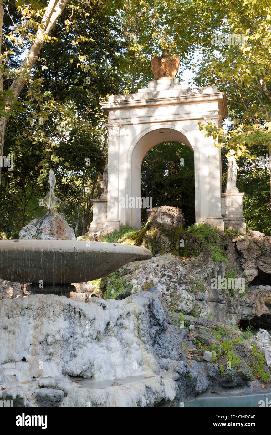 Westtor zu den Gärten der Villa mit KalziumBrunnen
