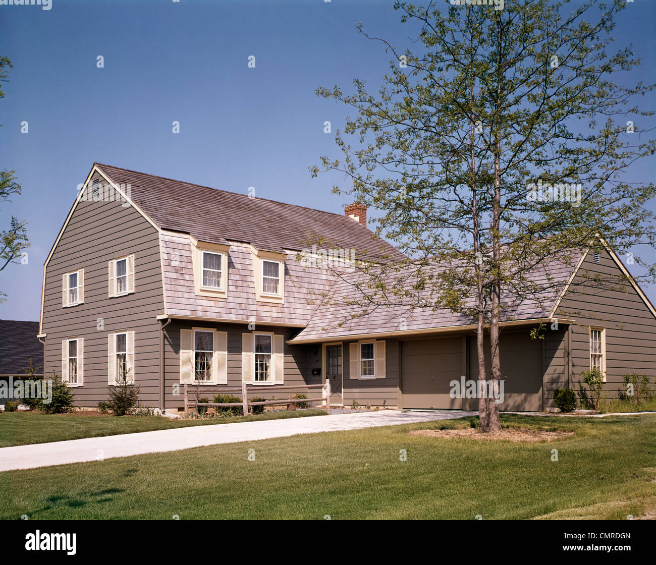 Graues Haus Mit Weissen Fensterladen - minimalistisches Interieur