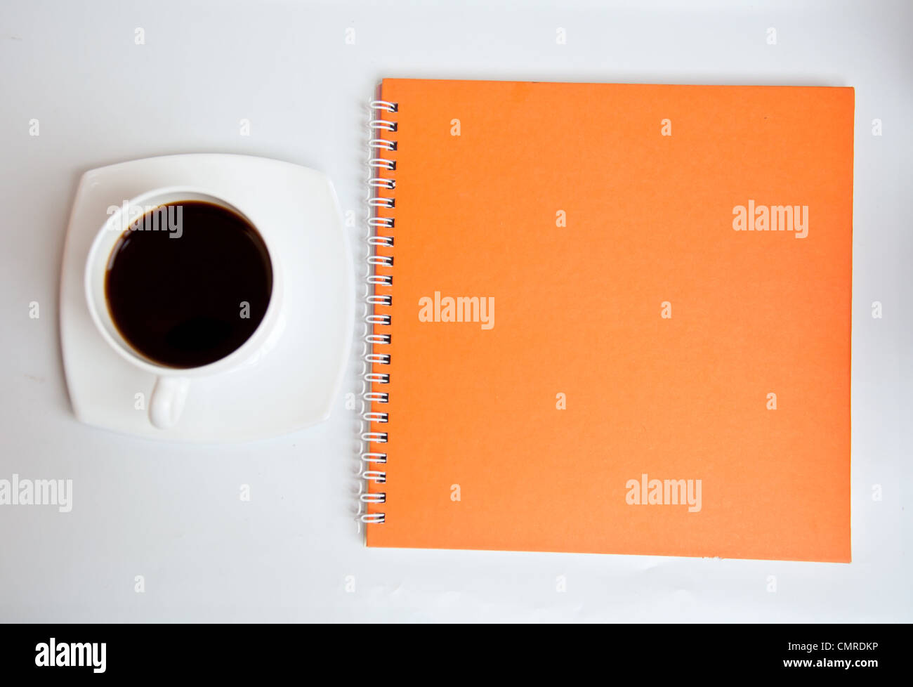 schwarzen Kaffee und Notizbuch auf weißem Hintergrund Stockfoto