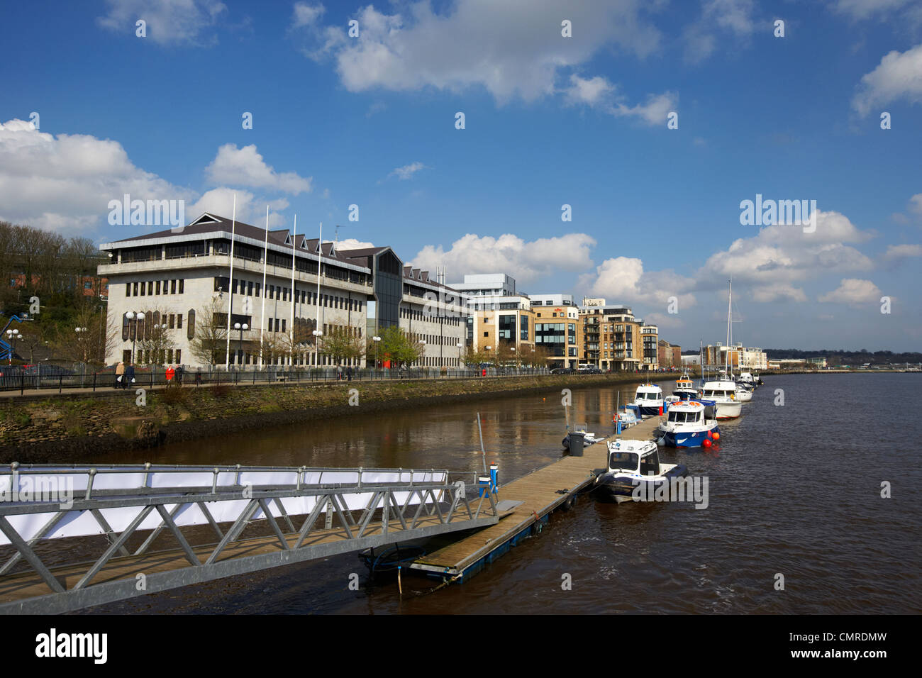 Fluß Foyle Marina Ponton Königinnen Kai vor Derry Stadtrat Büros County Londonderry Nordirland Vereinigtes Königreich. Stockfoto