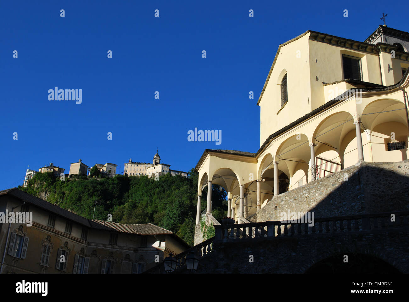 Kirche St. Gaudenzio gegen blauen Himmel, Heiliger Berg Heiligtum auf Hintergrund, Varallo Sesia, Piemont, Italien Stockfoto