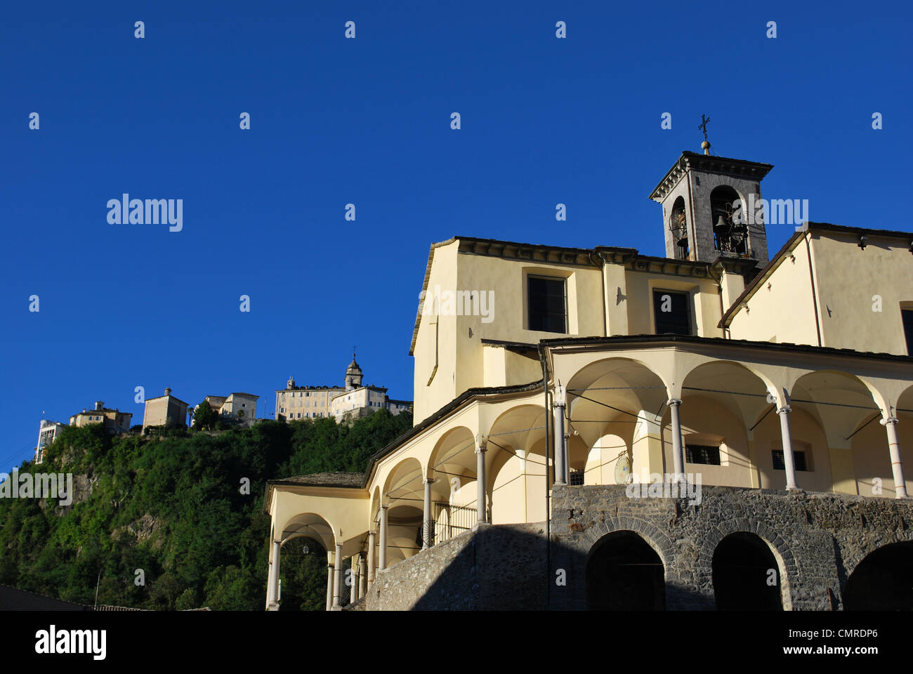 Kirche St. Gaudenzio gegen blauen Himmel, Heiliger Berg Heiligtum auf Hintergrund, Varallo Sesia, Piemont, Italien Stockfoto