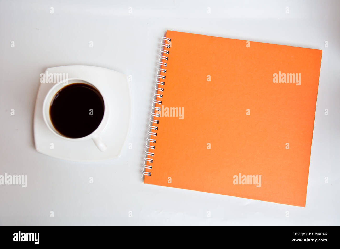 schwarzen Kaffee und Notizbuch auf weißem Hintergrund Stockfoto