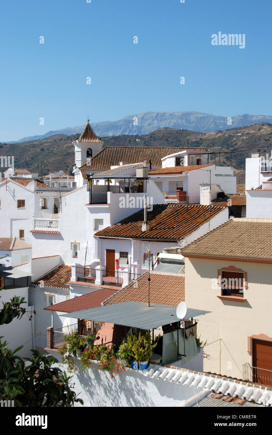 Blick auf die Stadt und die Kirche mit Bergen auf der Rückseite, sayalonga, axarquia, Andalusien, Spanien, Europa. Stockfoto