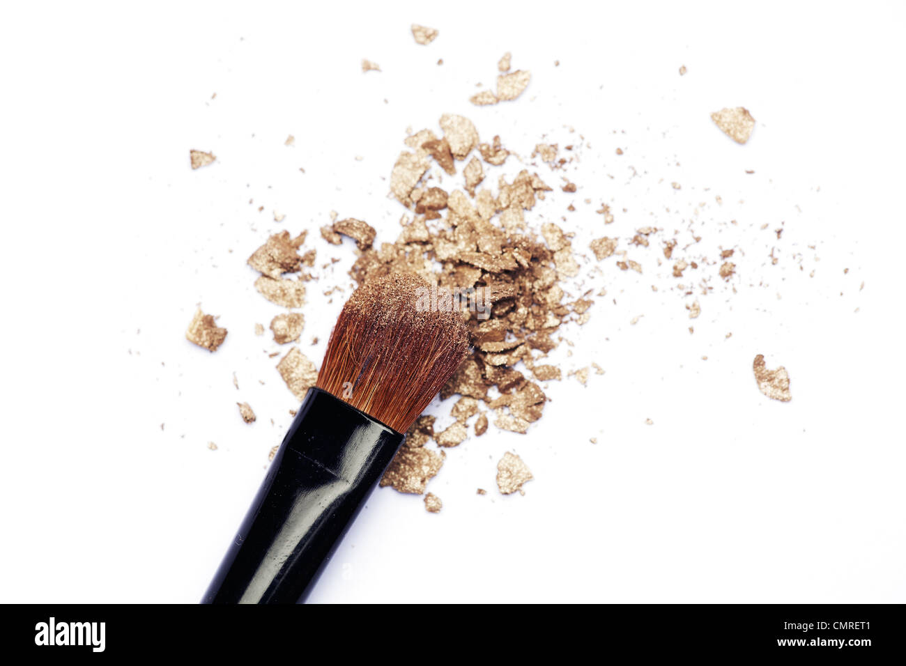 Gold Lidschatten mit Pinsel auf weißem Hintergrund Stockfoto
