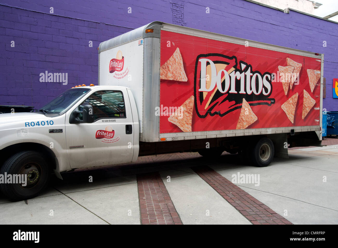 Doritos Chips Lieferwagen in einer Gasse, Vancouver, Kanada Stockfoto