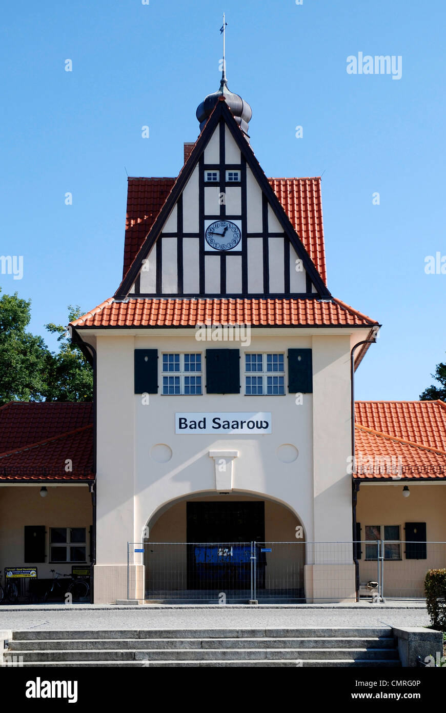 Historischer Bahnhof in Bad Saarow am Scharmuetzelsee in Brandenburg. Stockfoto