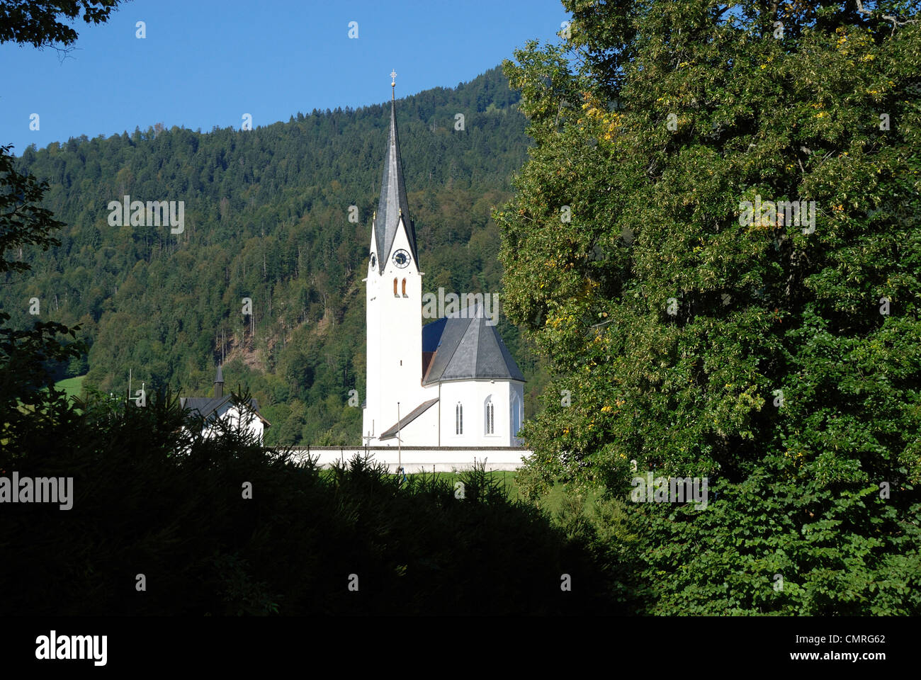 Katholische Pfarrkirche Sankt Leonhard von Kreuth am Tegernsee. Stockfoto