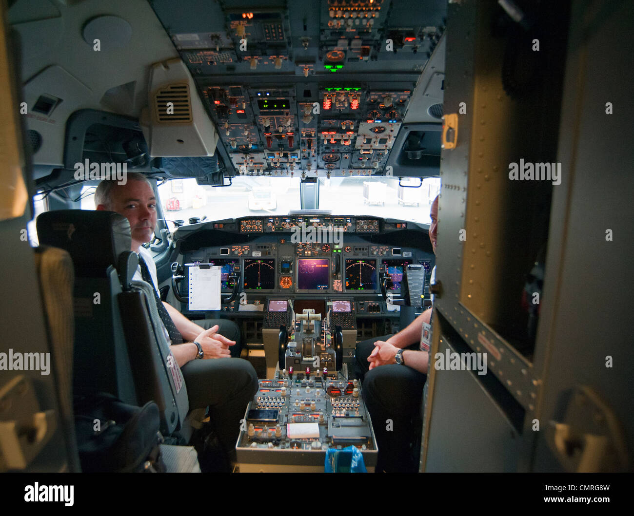 Pilot und Co-Pilot in kommerziellen Jet im Cockpit des Flugzeugs Stockfoto
