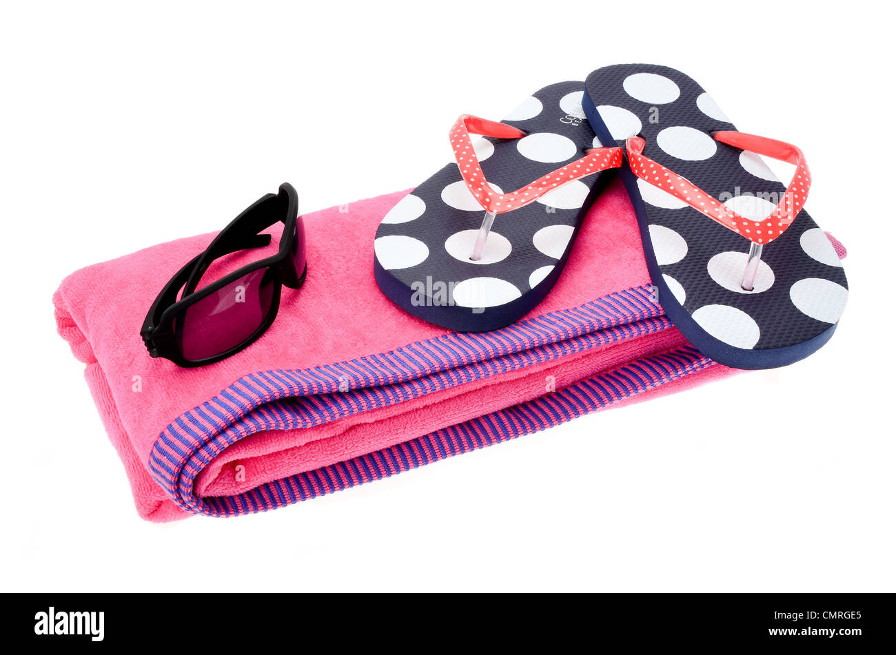 Rosa Strand-Handtuch und ein paar Flipflops und Sonnenbrille auf weißem Hintergrund Stockfoto