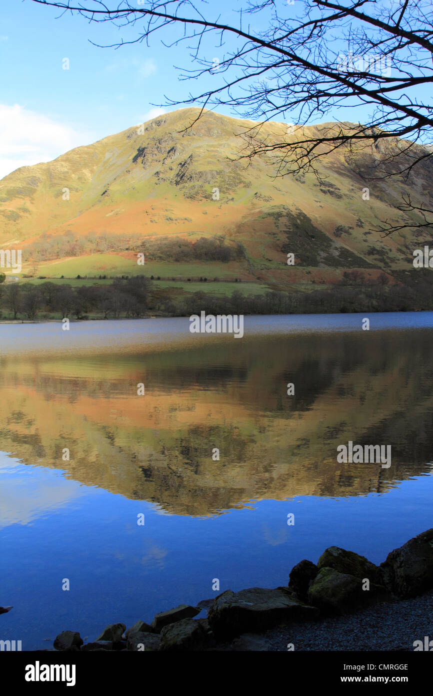 Malerische Aussicht über Buttermere Lake, Lake District von Cumbria in Richtung Ziege Crag und Buttermere Moos Stockfoto