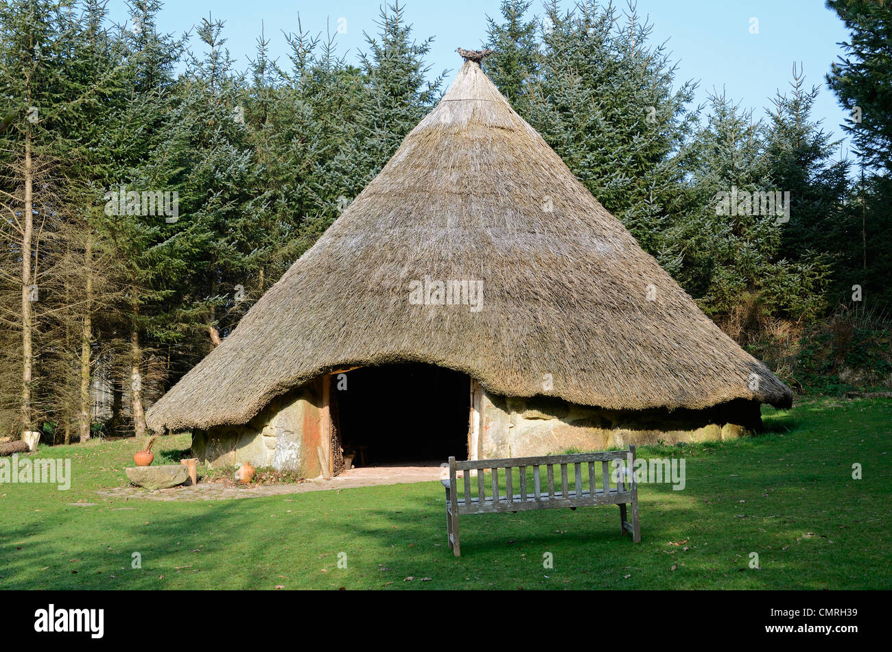 Eine Nachbildung der ein Bronzezeit Ringlokschuppen am Bodrifty in der Nähe von Penzance in Cornwall, Großbritannien Stockfoto