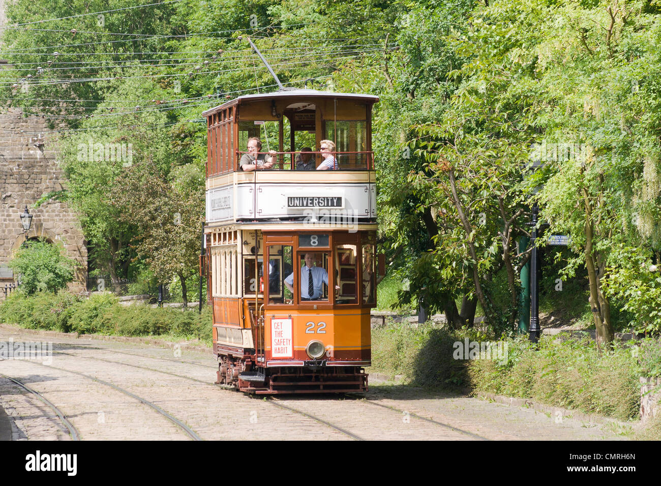 Besucher auf A Tram an Crich Tramway Museum, Derbyshire Stockfoto