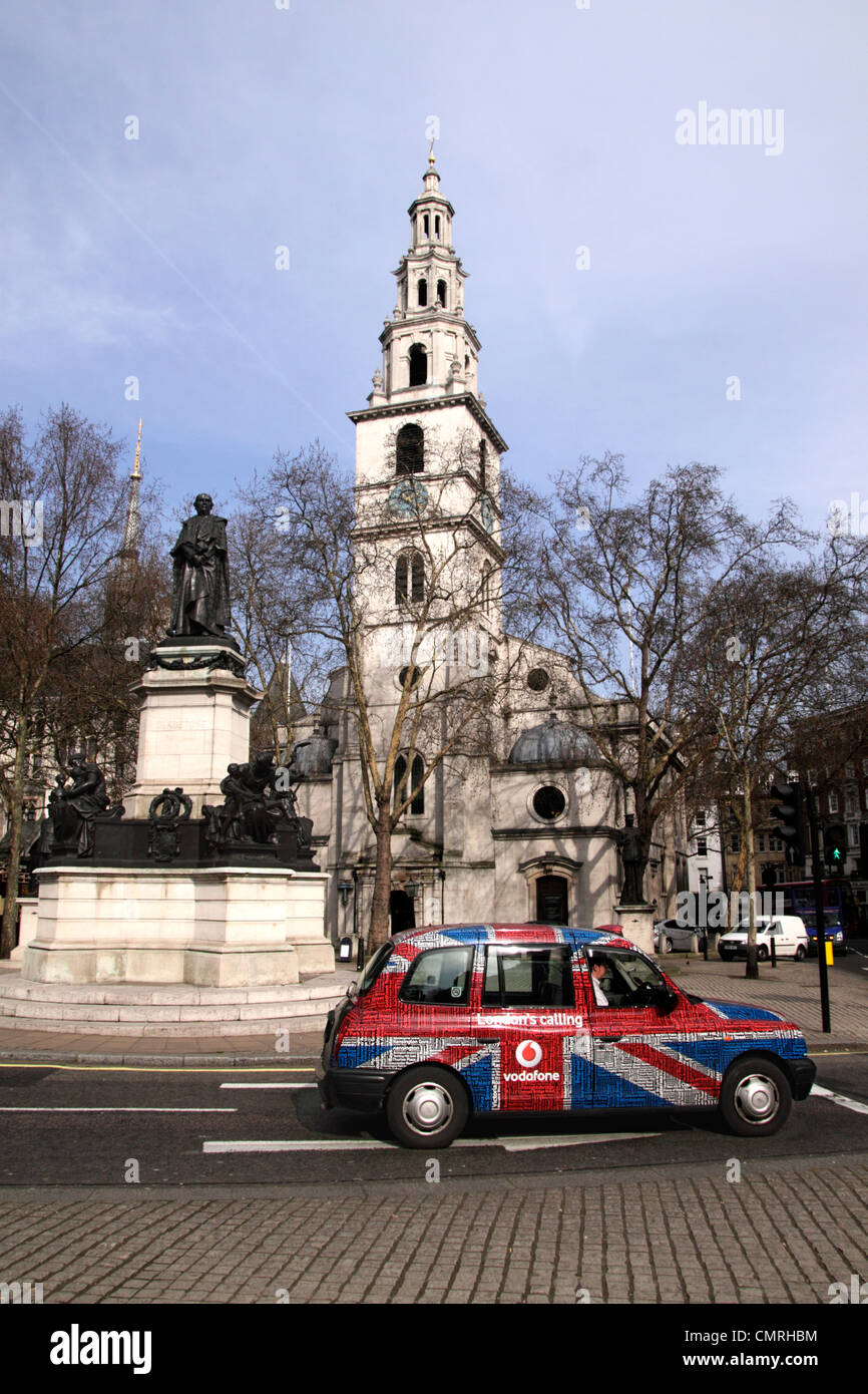 St Clement Danes Kirche und London Taxi am Strand London Stockfoto