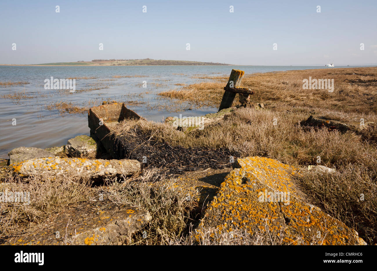 Swale Mündung und Insel von Sheppey jenseits von einer verfallenen Anlegestelle in der Nähe von Oare in Kent Stockfoto