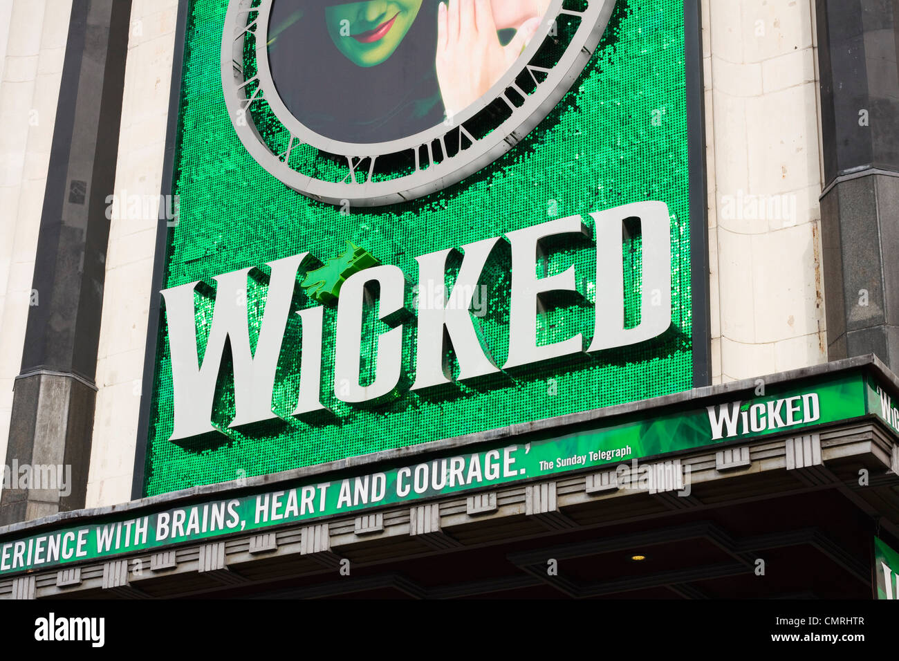 Nahaufnahme der Victoria Apollo Theatre außen mit Zeichen von Wicked, die mit langer Laufzeit musikalische. London, UK Stockfoto