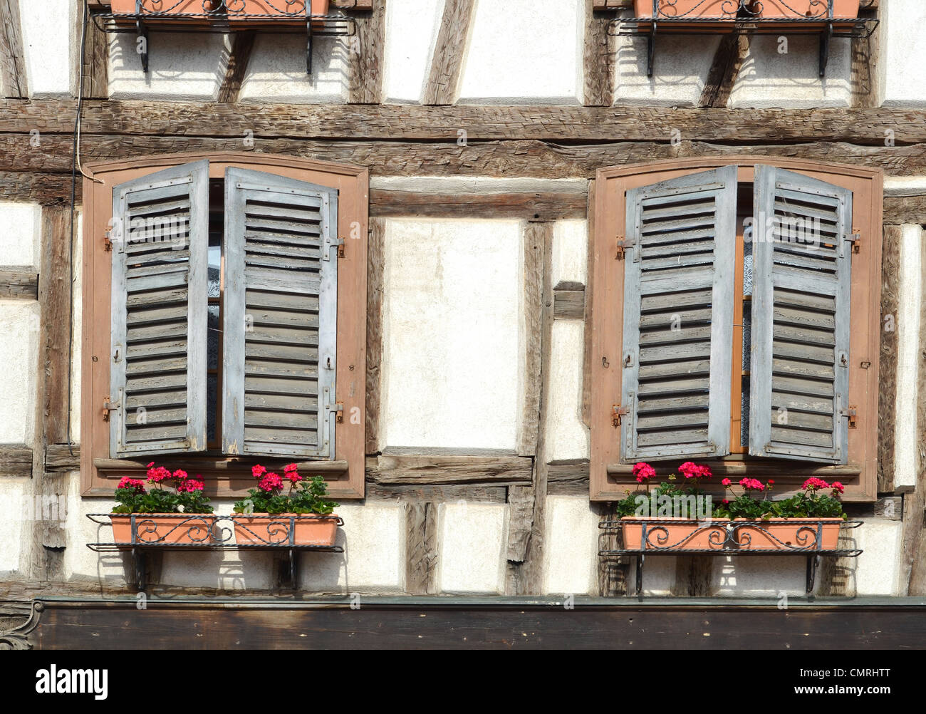 Traditionelle alte hölzerne Fensterläden in Ribeauvillé, Elsass, Frankreich Stockfoto