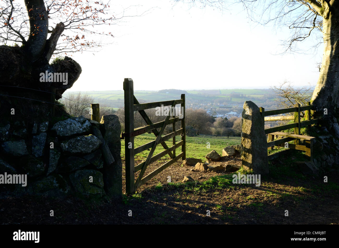 Blick von Okehampton durch ein offenes Tor auf Dartmoor.  Okehampton gilt als das Tor zum Moor. Stockfoto