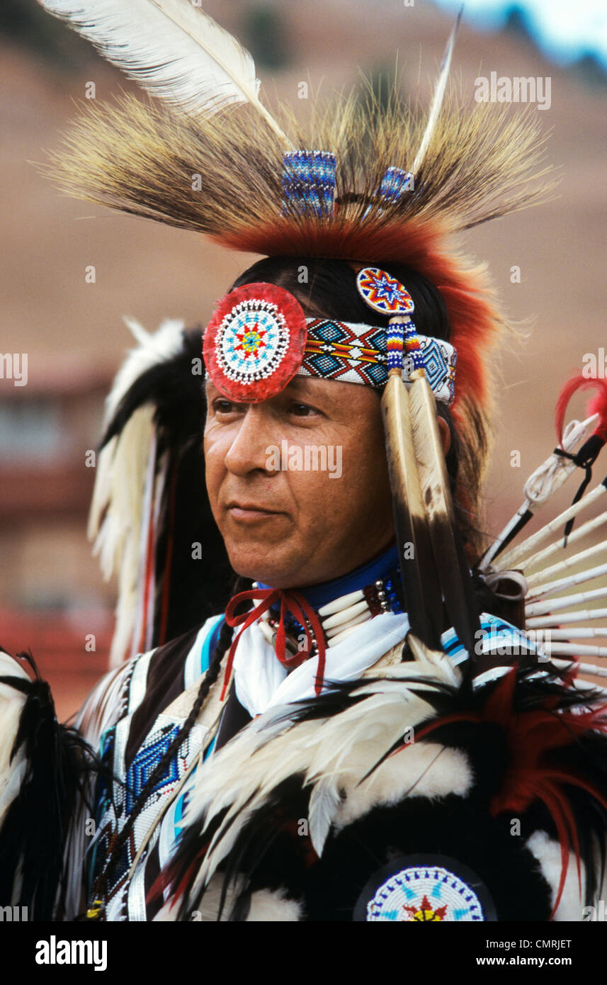 1990ER JAHRE PORTRAIT INDIANER INDISCHE TÄNZER AN DER INTER-TRIBAL ZEREMONIELLER TANZ GALLUP NEW MEXICO USA Stockfoto