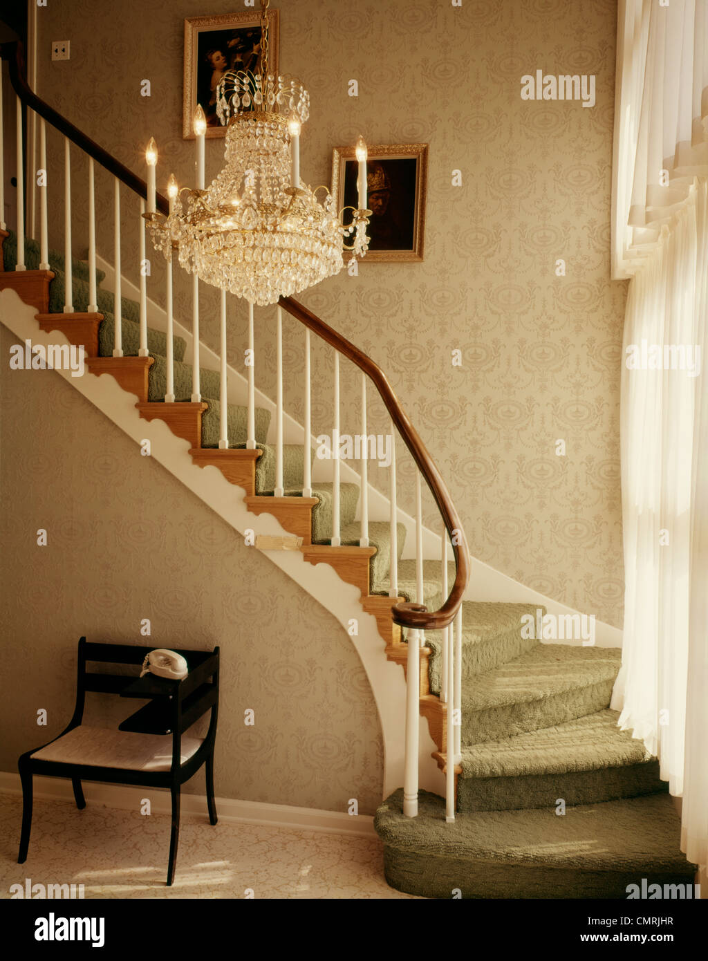 1960ER JAHREN FORMALEN STIL FOYER TREPPE KRONLEUCHTER TELEFON SCHREIBTISCHSTUHL Stockfoto