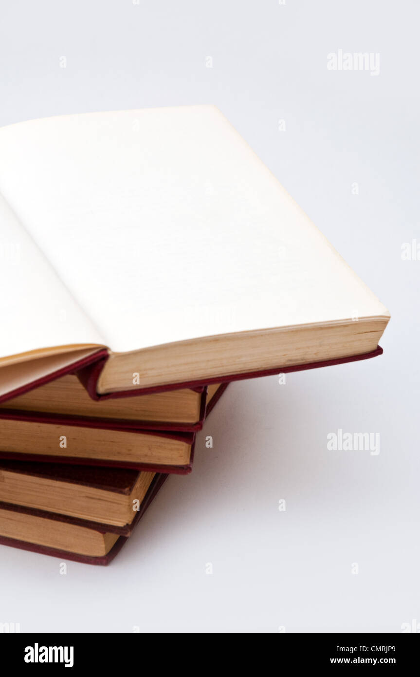Aufgeschlagenes Buch liegen auf andere Bücher, Nahaufnahme Stockfoto