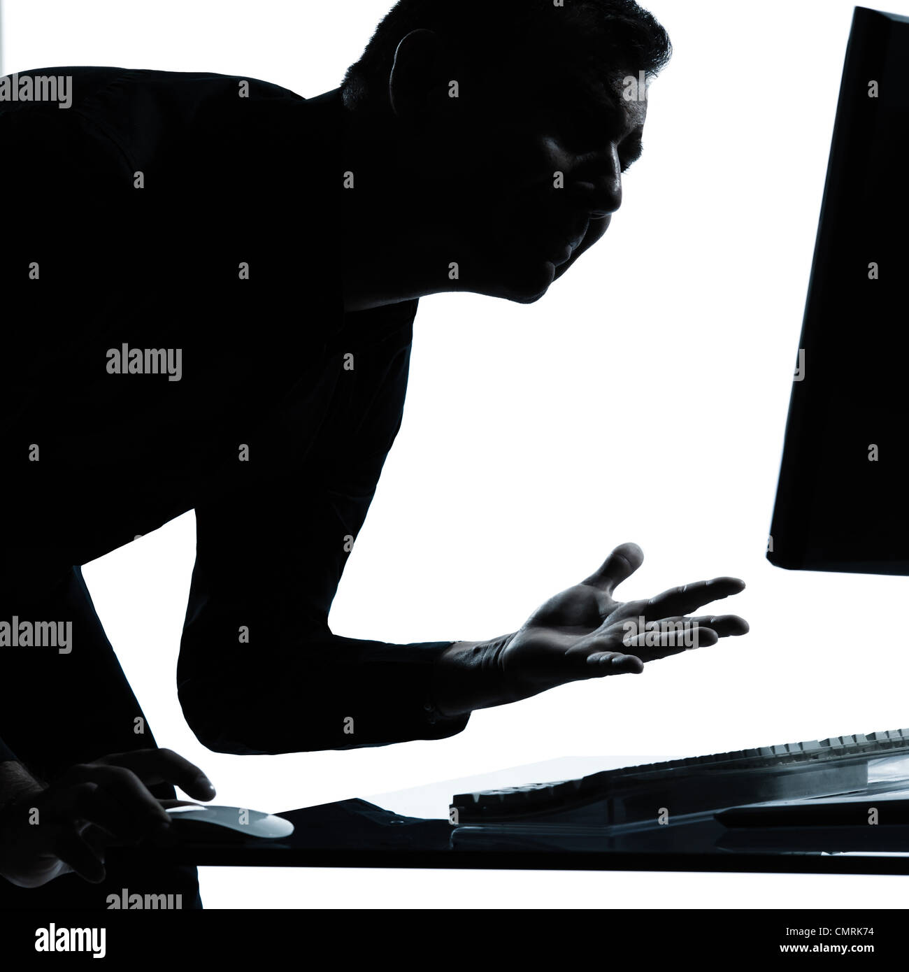 eine kaukasische Geschäftsmann computing Computer wütend unzufrieden Porträt Silhouette im Studio isoliert auf weißem Hintergrund Stockfoto