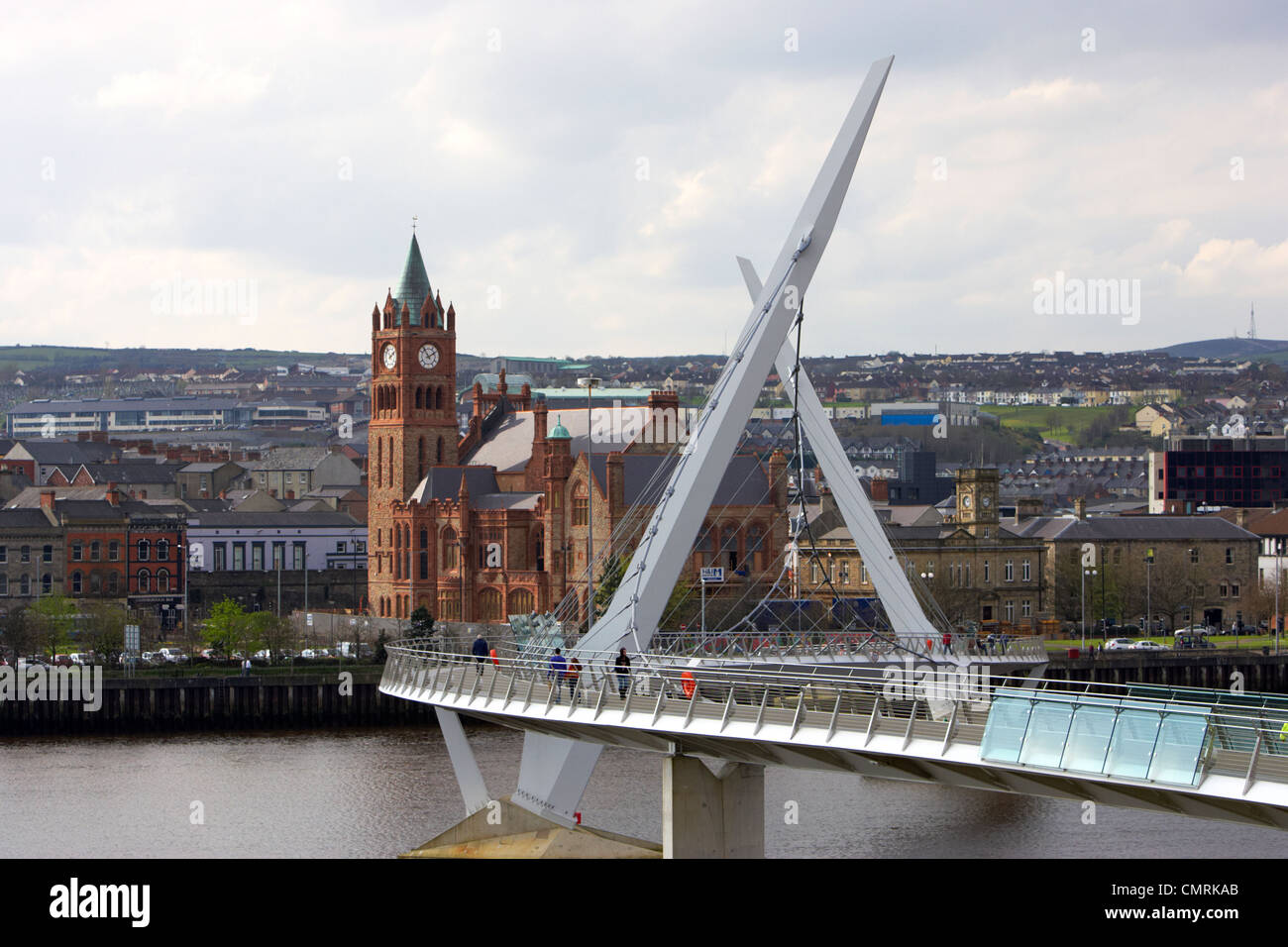 neue Friedensbrücke in Derry City County Londonderry Nordirland Großbritannien. Stockfoto