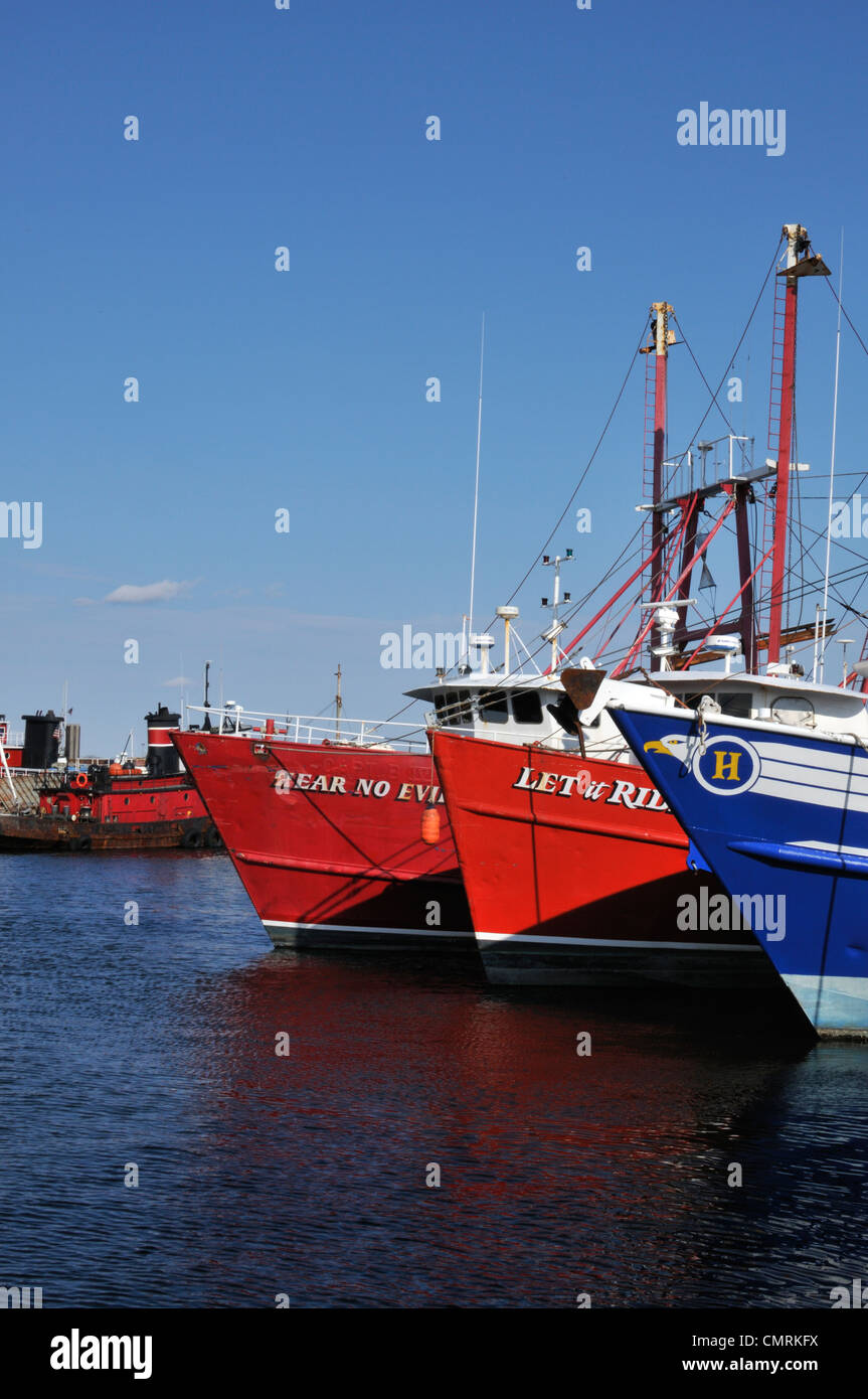 Bögen aus Stahl geschält Fischtrawler gebunden, um im Hafen von New Bedford, Massachusetts wharf Stockfoto
