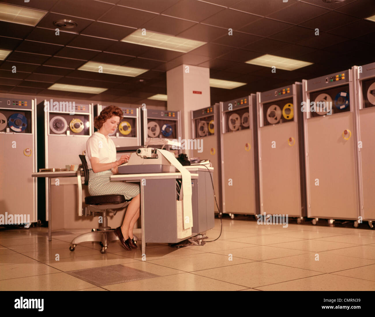 1960 1960S FRAU DATEN EINTRAG COMPUTER B-5000-WALZEN MAGNETBAND MAIN FRAME BÜROARBEITEN COMPUTER ARBEITEN Stockfoto