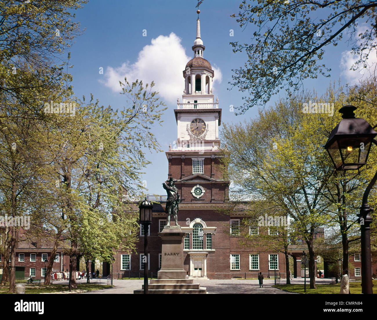 1960ER JAHREN UNABHÄNGIGKEITSHALLE PHILADELPHIA MIT STATUE VON COMMODORE BARRY Stockfoto