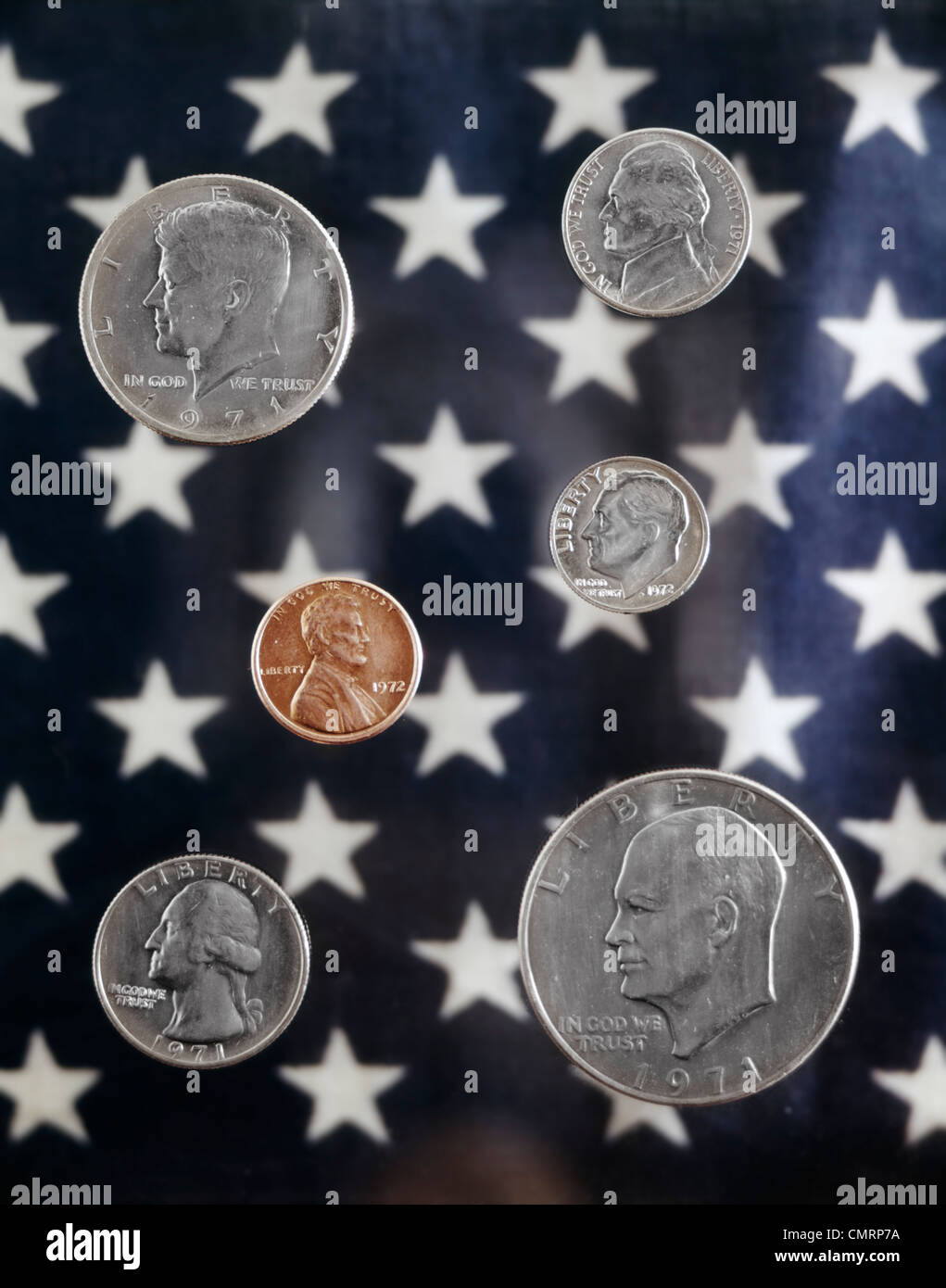 ANORDNUNG DER 1970ER JAHRE VEREINIGTE STAATEN MÜNZEN STERNE HINTERGRUND NICKEL PENNY QUARTAL DIME HALF DOLLAR PRÄSIDENTEN RETRO Stockfoto