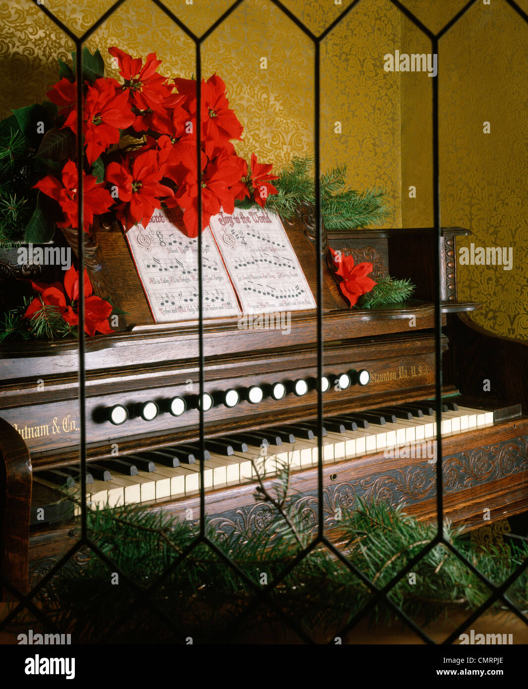 1979 1970S RETRO-PIANO WEIHNACHTSLIEDER FENSTER POINTSETTIA Stockfoto