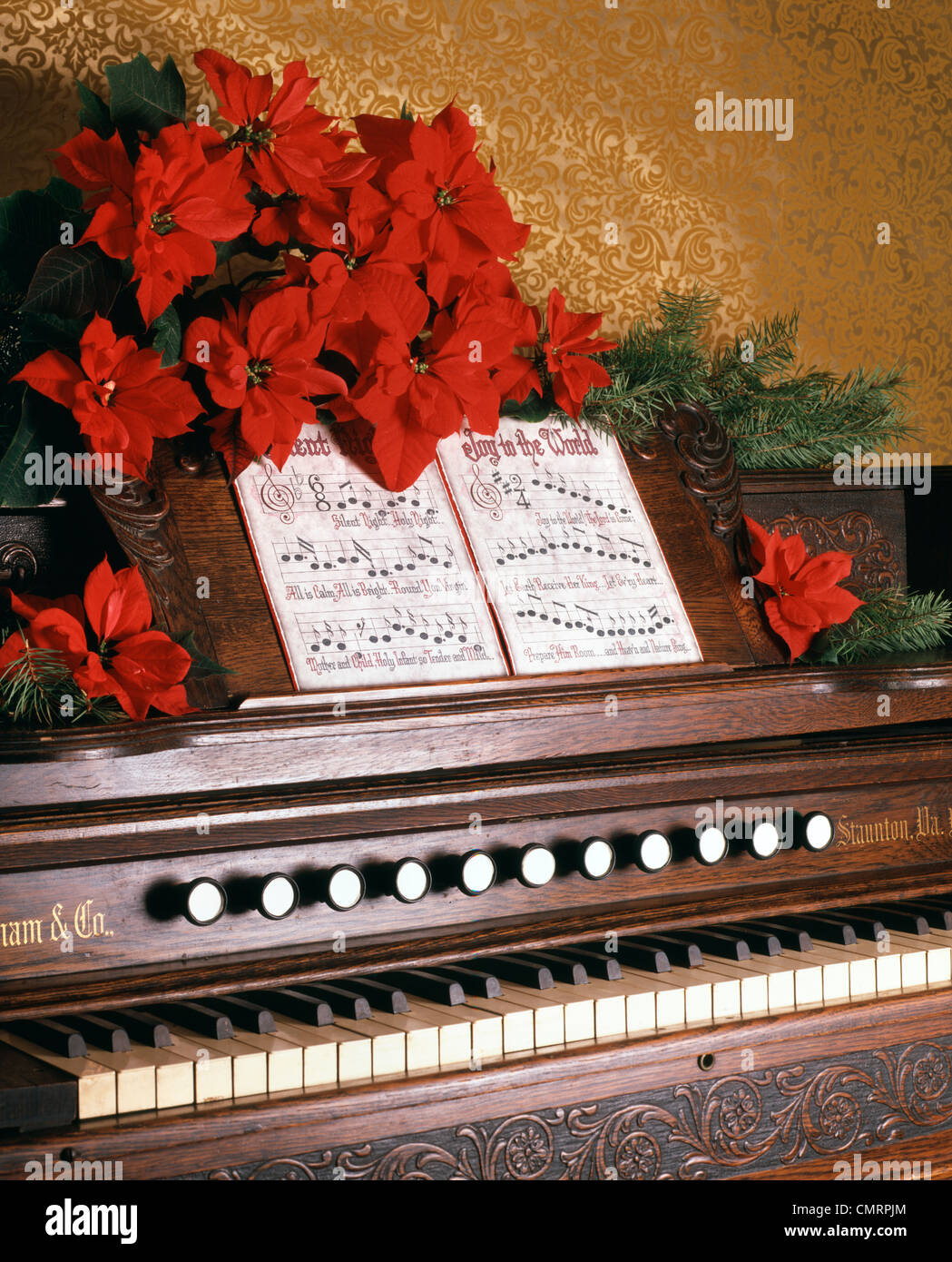 1979 1970S RETRO-PIANO WEIHNACHTSLIEDER BLUMEN POINTSETTIA Stockfoto