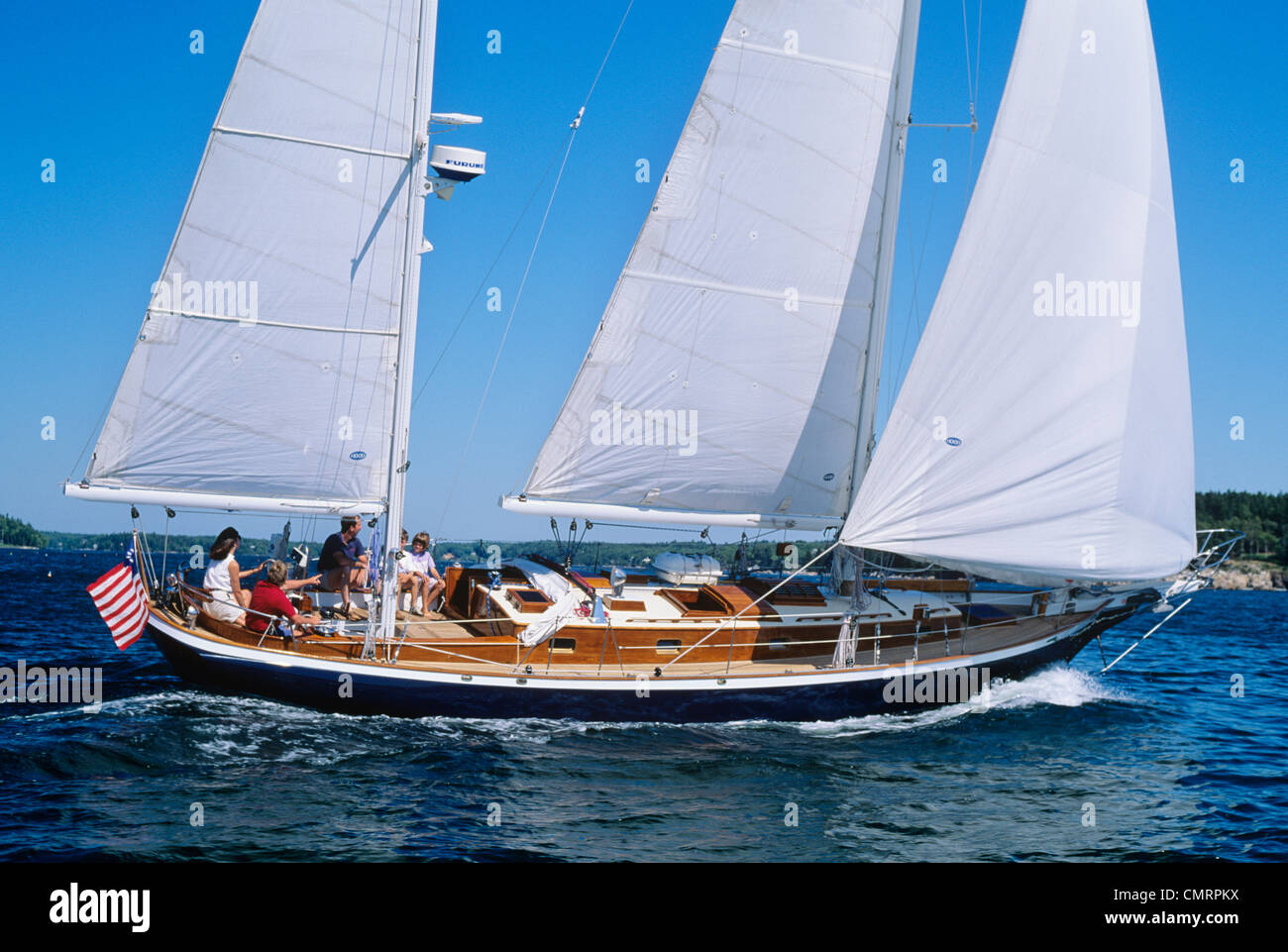 FÜNF MENSCHEN AUF SEGELBOOT BLICK VON QUERAB Stockfoto