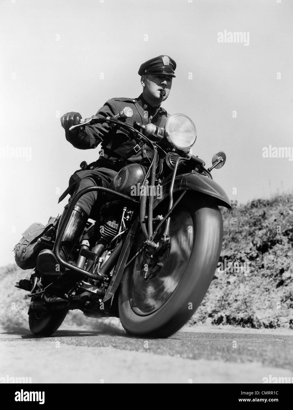 1930ER JAHREN VERSCHWOMMEN AKTION ERSCHOSSEN VON MOTORRAD-POLIZISTEN FAHREN SCHNELL WEHT PFEIFE Stockfoto