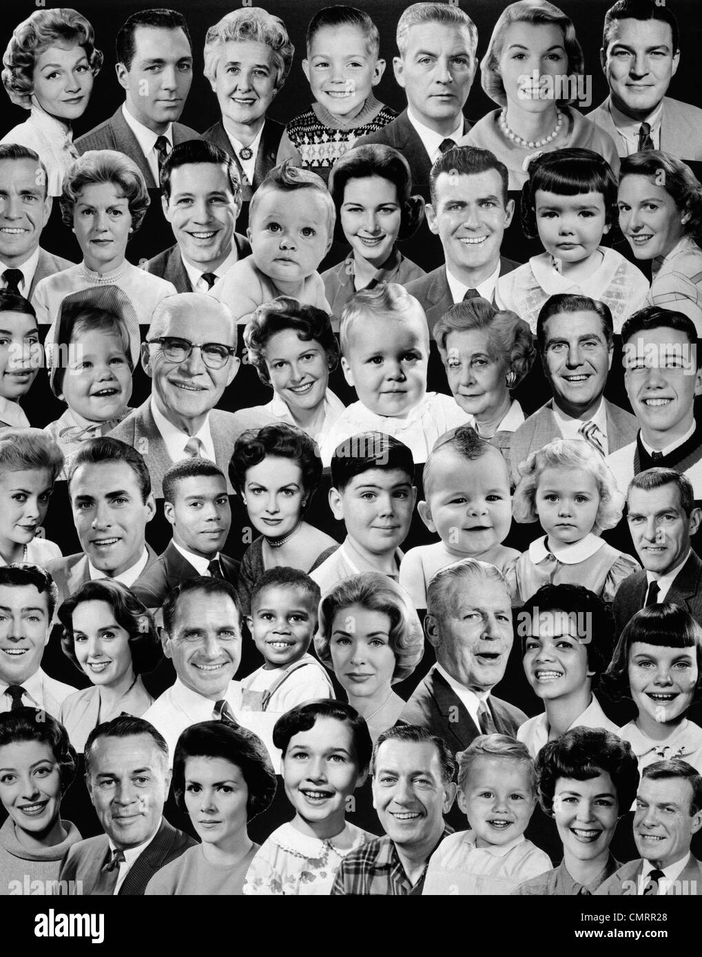 1960ER JAHRE COLLAGE MONTAGE AUS VIELEN KÖPFEN DER MENSCHEN JEDES ALTER GESCHLECHT RASSE MUTTER VATER SOHN TOCHTER GROßMUTTER GROßVATER LÄCHELND Stockfoto