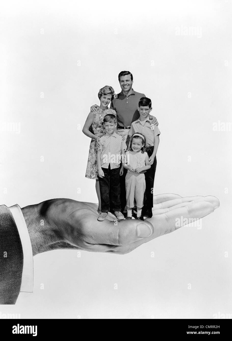 1960ER JAHREN SYMBOLISCHE PORTRÄT DER FAMILIE-VATER-SOHN-MUTTER-TOCHTER-HELD ZUSAMMENSTEHEN IN HANDFLÄCHE Stockfoto
