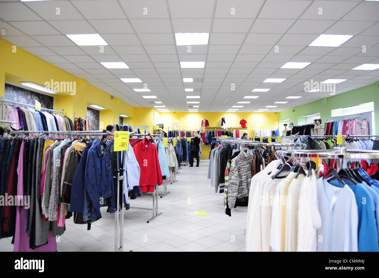 Innenraum des Stores für Kleidung mit Kleiderbügeln Stockfoto