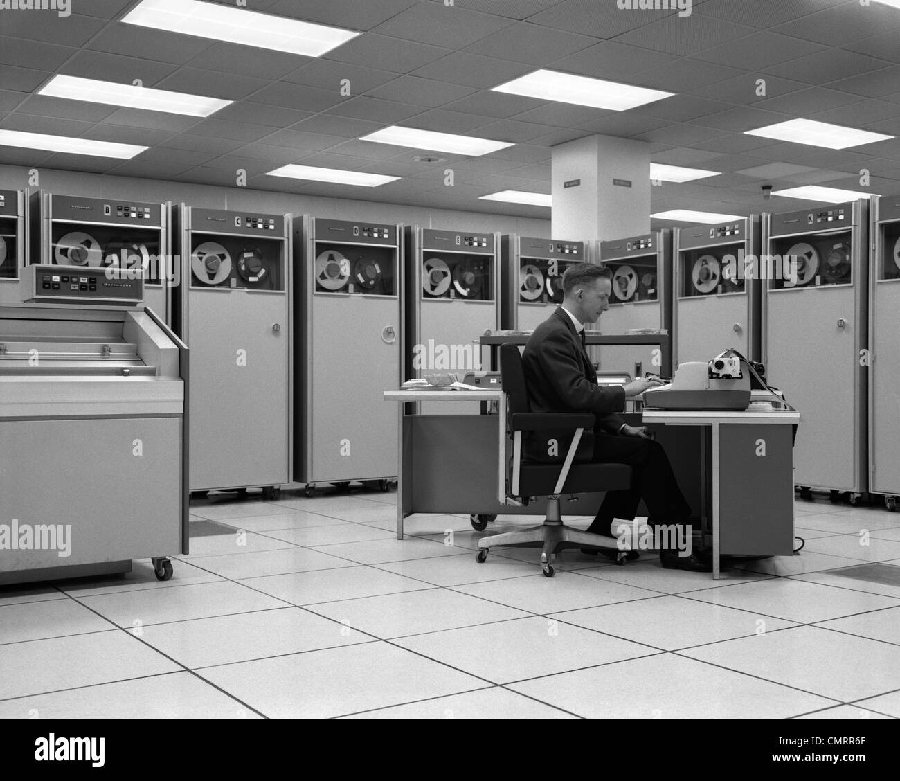 1960er Jahre Mann Techniker Programmierung Mainframe Computer Am Bedienpult Zimmer Umgeben Von Vielen Bandlaufwerk Data Storage Gerate Stockfotografie Alamy