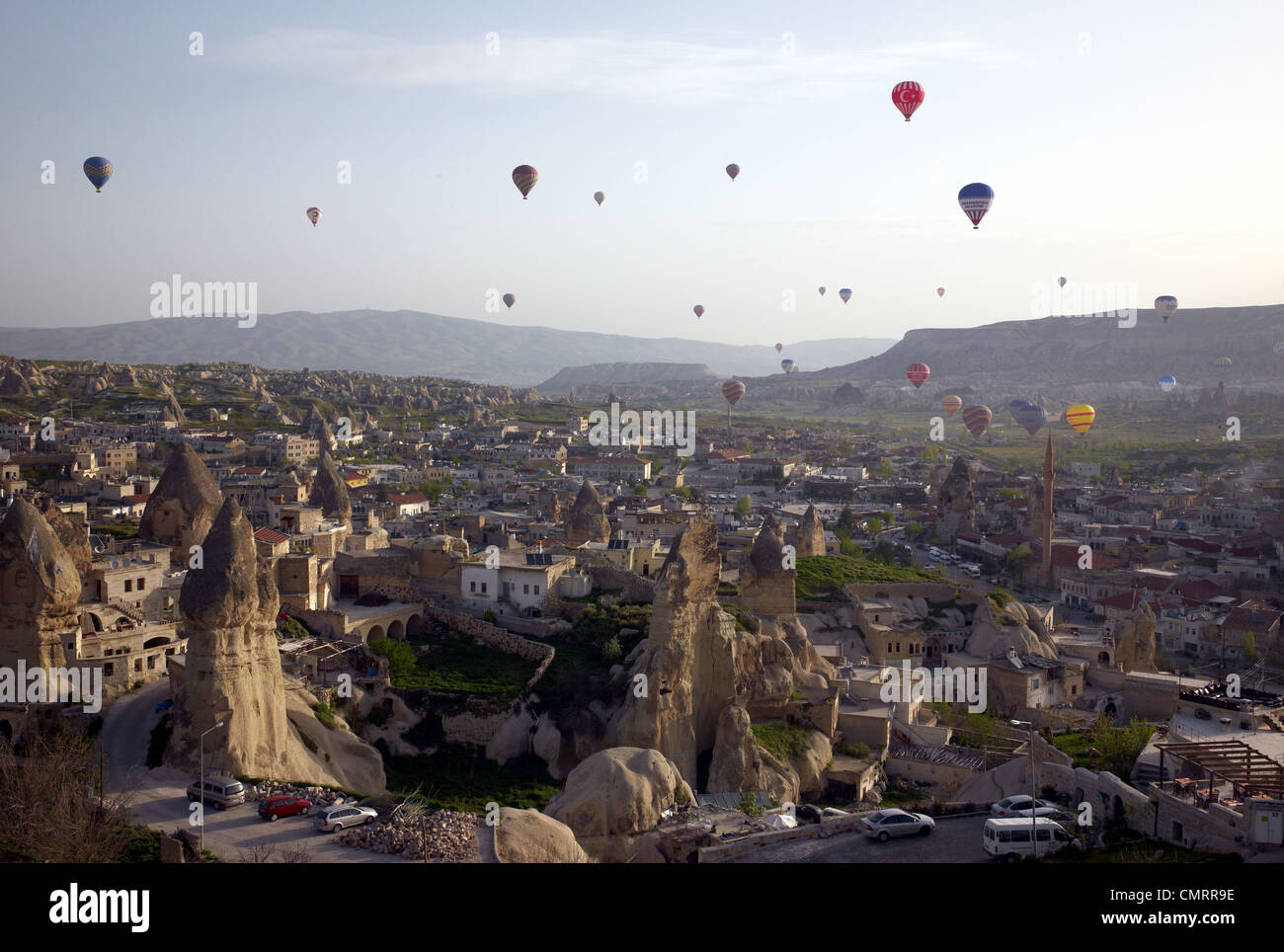 Farbfoto von schwimmenden Heißluftballonen bei Sonnenaufgang, Goreme, Kappadokien, Anatolien, Türkei, Europa Stockfoto