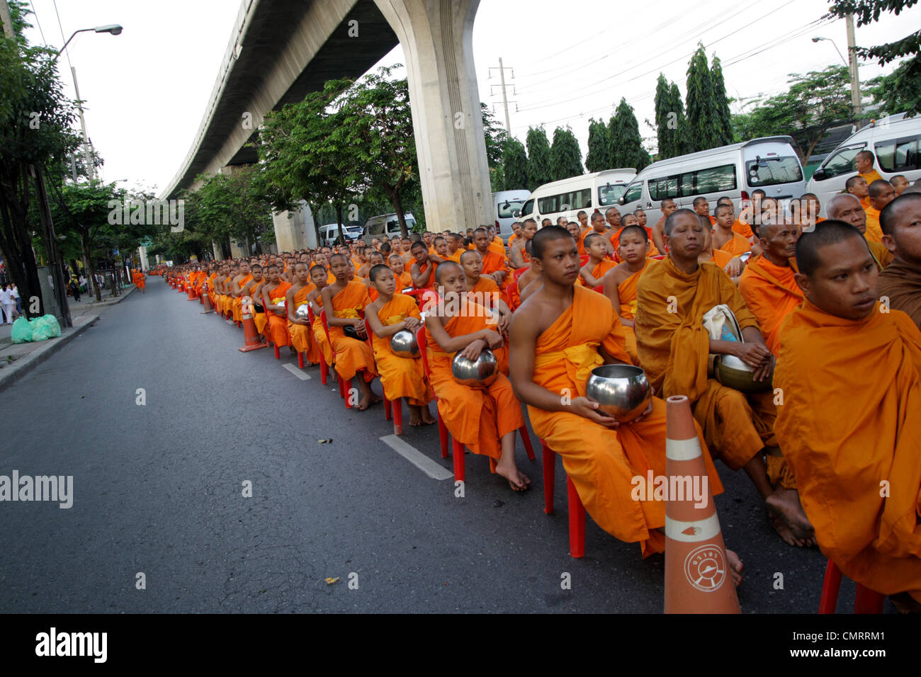 Thailändischer buddhistischer Mönche warten Zeremonie auf Straße in Bangkok Stockfoto