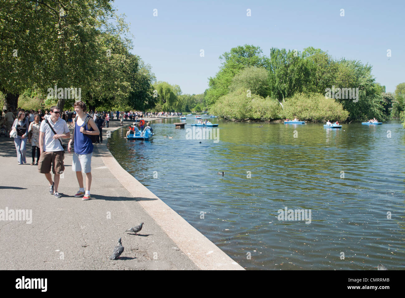 Londoner genießen Sie einen Spaziergang rund um den See im Regents Park, London. Stockfoto