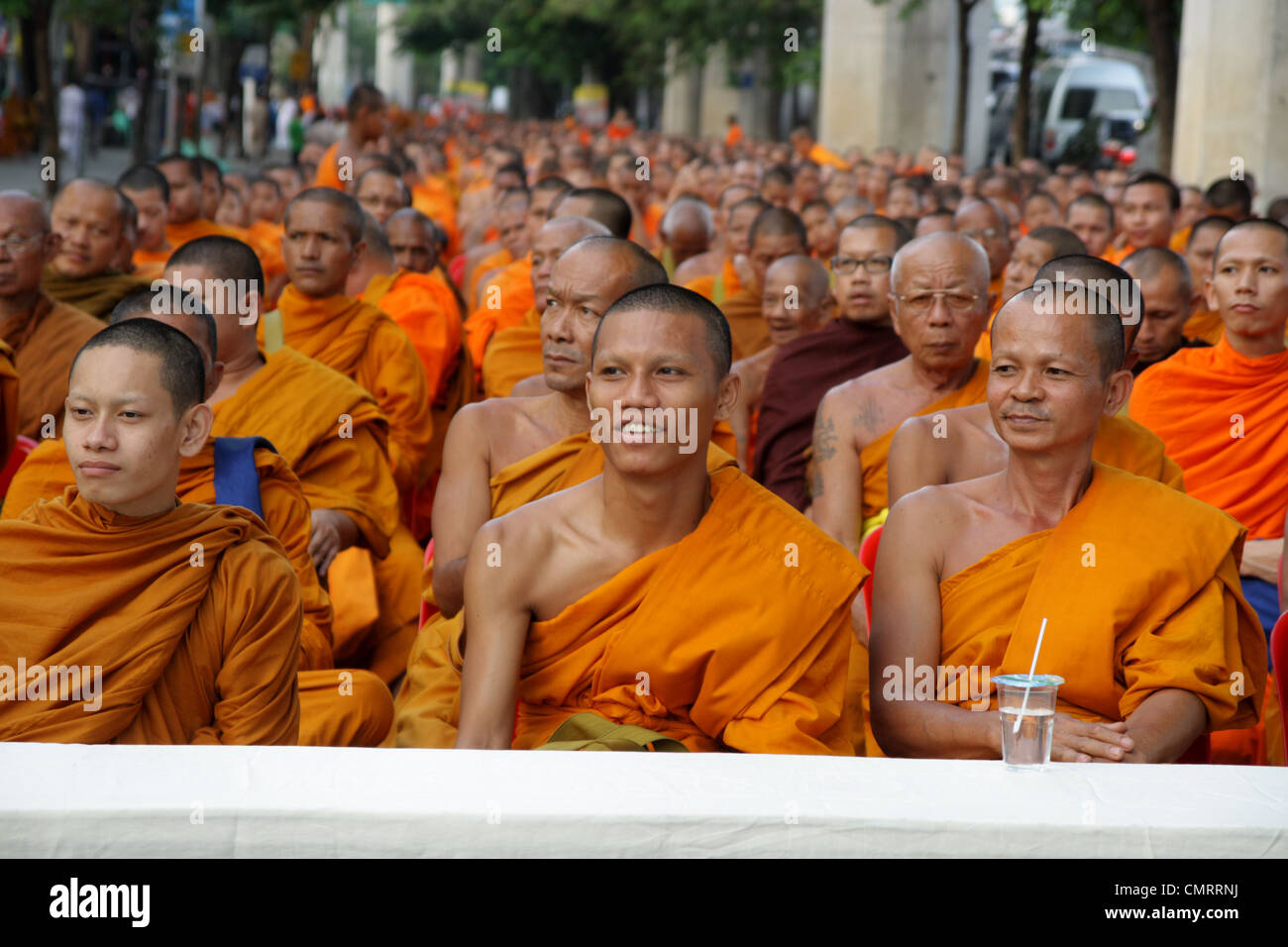 Thailändischer buddhistischer Mönche warten Zeremonie auf Straße in Bangkok Stockfoto