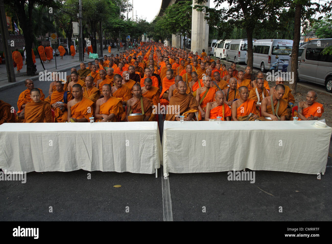 Thailändischer buddhistischer Mönche warten Zeremonie auf Straße in Bangkok Stockfoto