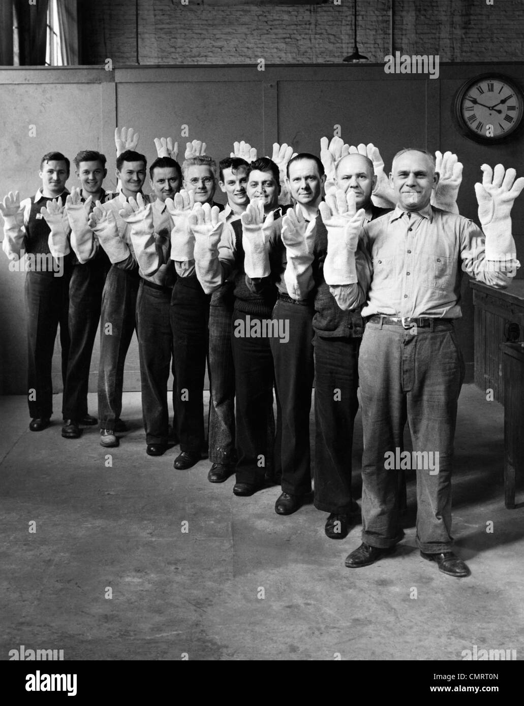 1930S 1940S MÄNNER MIT GROßEN HANDSCHUHEN ASBEST IN NEW JERSEY USA FABRIK FÜR WW2 LONDON FEUERWEHR GEMACHT Stockfoto