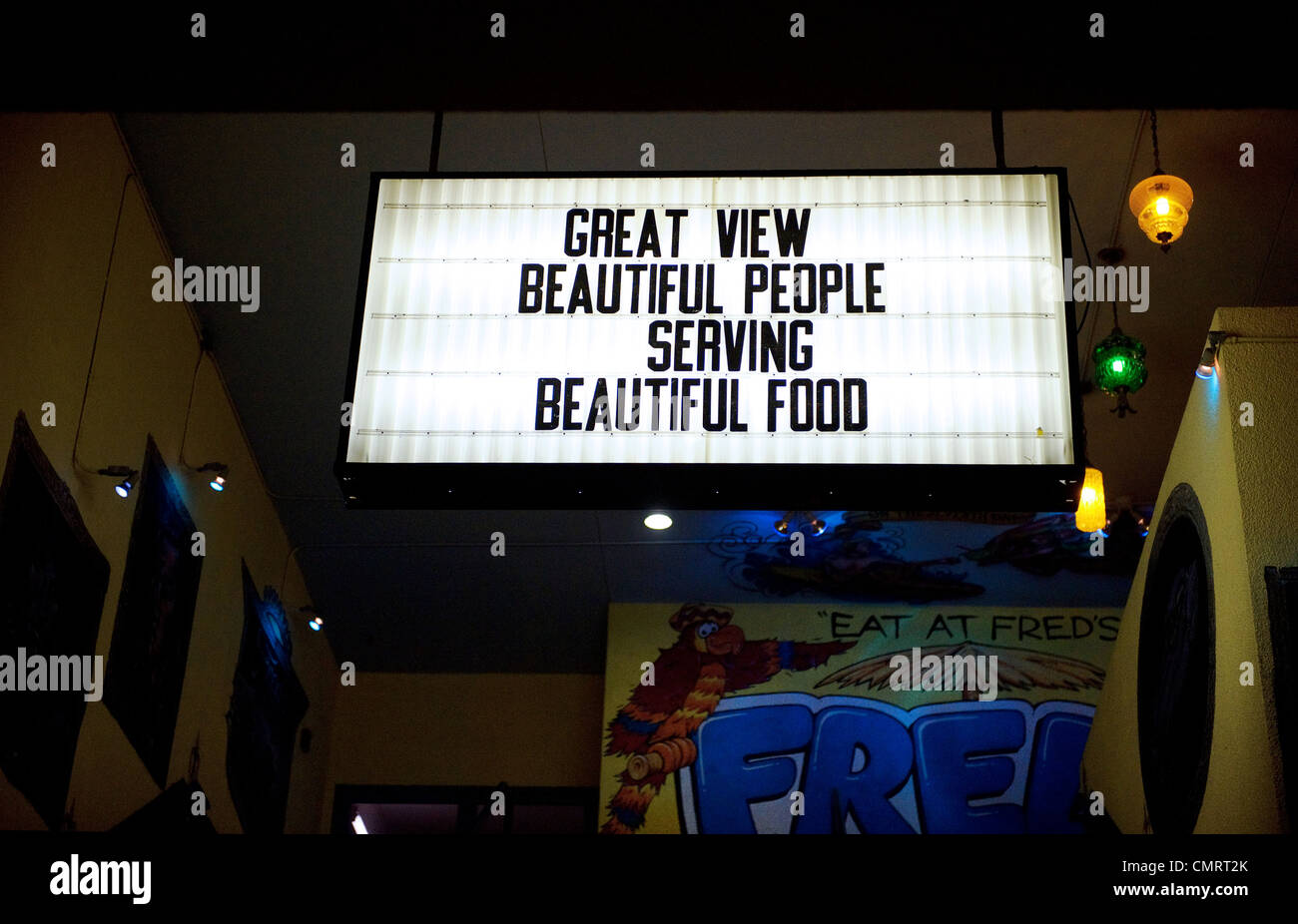 tolle Aussicht, schöne Menschen, schöne Essen Zeichen beleuchteten Restaurant serviert Stockfoto