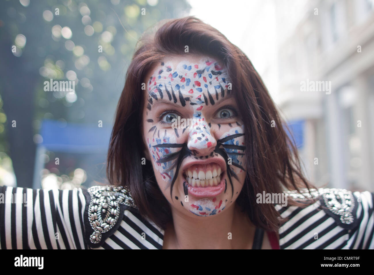 Ein Zecher auf dem Notting Hill Carnival in London nach dem Gesicht gemalt. Stockfoto