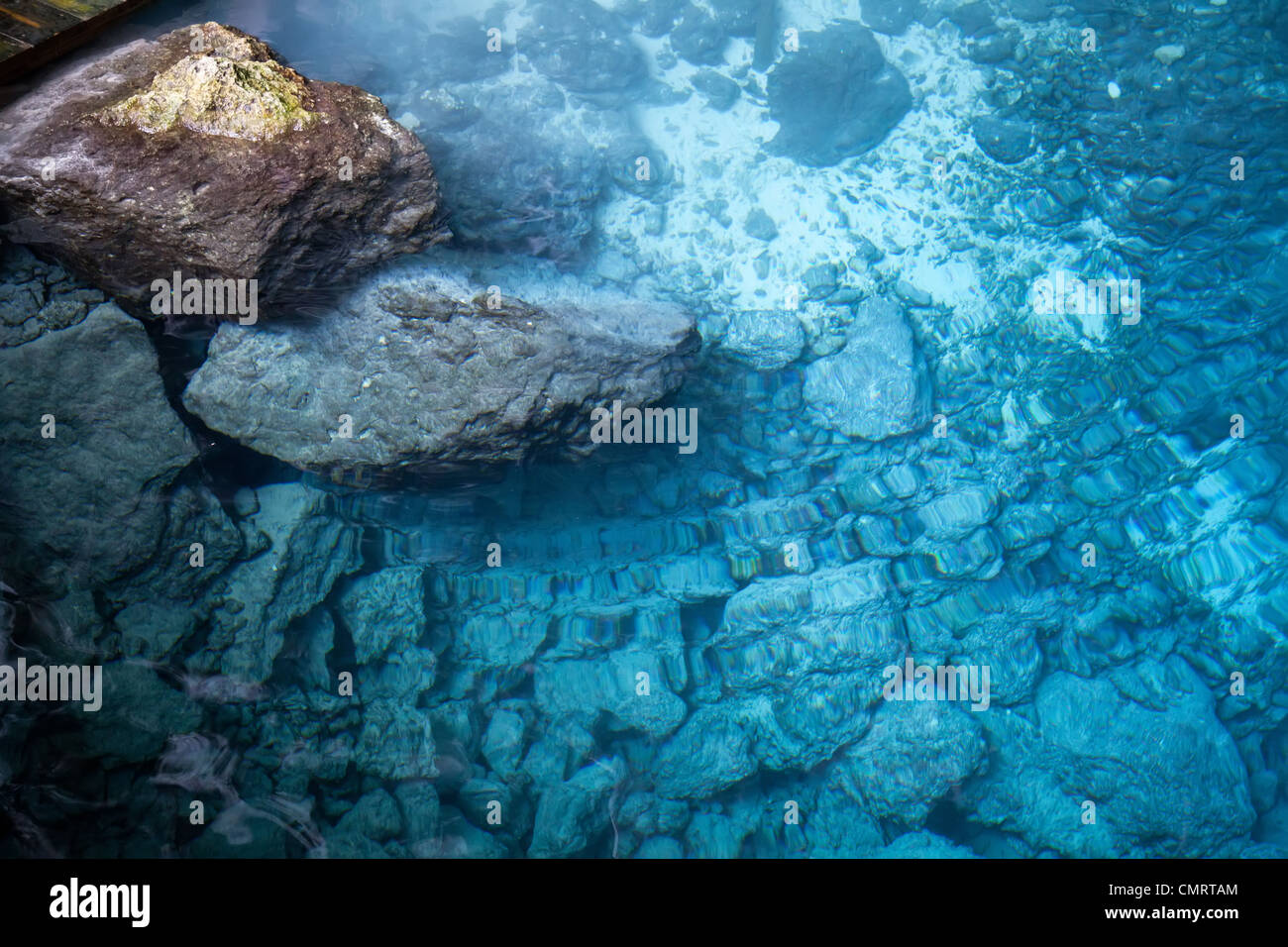 Tiefblaue See mit frische und saubere Wasser Stockfoto